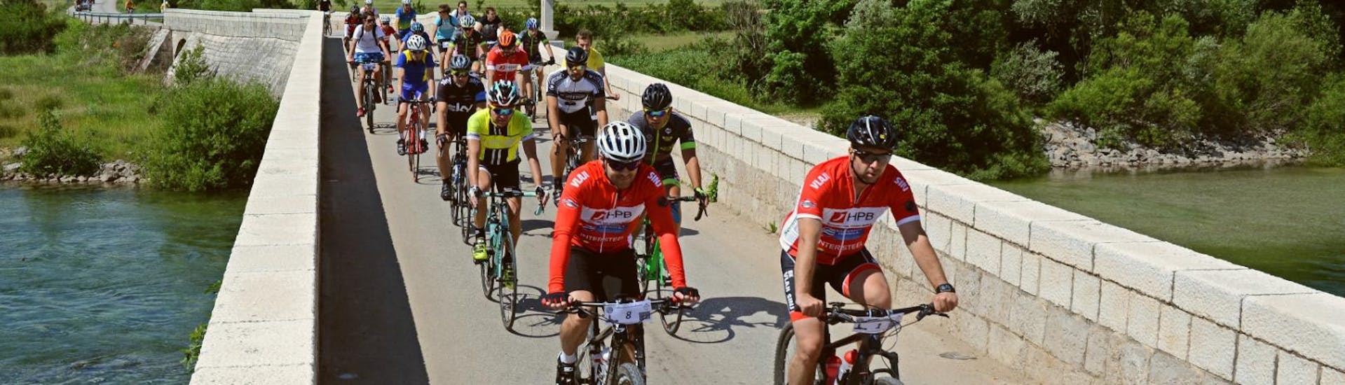Tijdens de Fun Bike Tour incl. Transfer vanuit Split georganiseerd door Hotel Alkar, een groep fietsers geniet van het rijden in de prachtige Dalmatische regio.