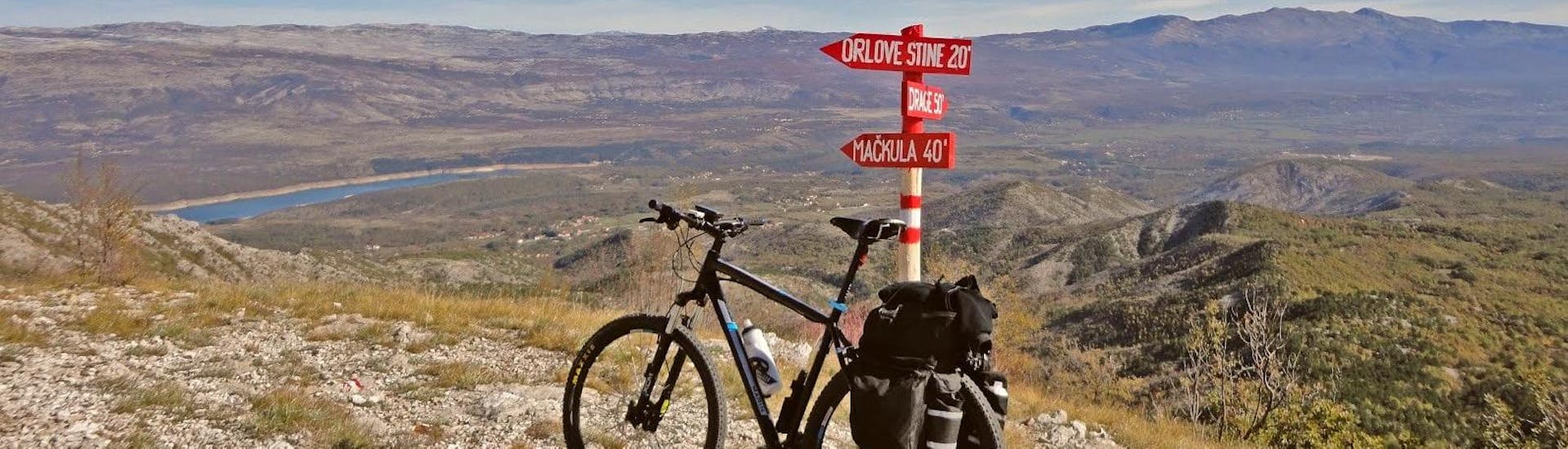 Durante il tour in mountain bike Extreme sulla montagna Svilaja Mountain, con partenza da Sinj, organizzato dall'Hotel Alkar, un ciclista sta scattando una foto del bellissimo paesaggio dalmata.