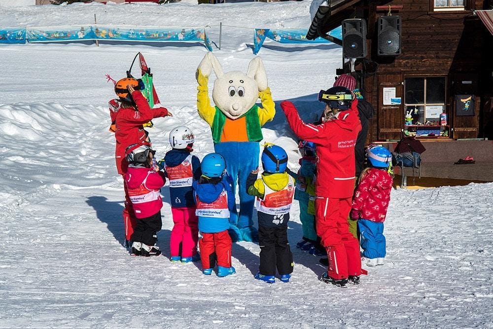 Premier Cours de ski Enfants "Bambini" (3-5 ans) avec École Suisse de Ski Grindelwald Un groupe de jeunes enfants s'amuse dans la neige pendant leur Premier Cours de ski Enfants "Bambini" (3-5 ans) avec l'école suisse de ski de Grindelwald.