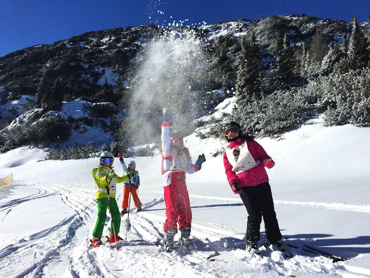 Quatre enfants s'amusant pendant les Cours de ski Enfants (6-14 ans) pour Tous Niveaux - Week-end avec l'école de ski Andalo Dolomiti di Brenta.