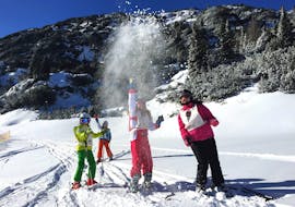 Quatre enfants s'amusant pendant les Cours de ski Enfants (6-14 ans) pour Tous Niveaux - Week-end avec l'école de ski Andalo Dolomiti di Brenta.