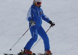 Un moniteur de ski montrant le chasse-neige pendant l'un des cours de ski pour adultes pour débutants à Andalo.
