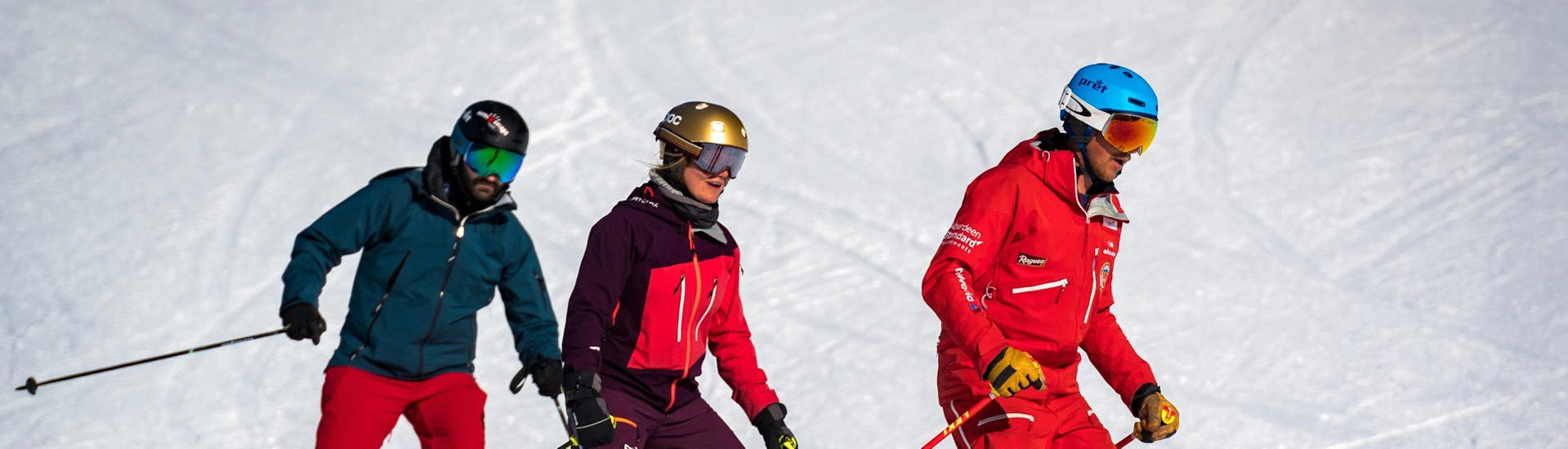 Zwei Skifahren fahren während ihrem Skikurs für Erwachsene für Anfänger mit der Schweizer Skischule Grindelwald ihrem Skilehrer hinterher.