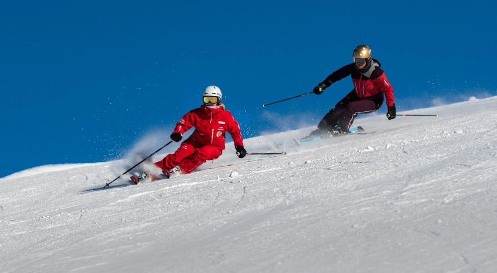 Ein erwachsener Skifahrer folgt während dem privaten Skikurs für Erwachsene für alle Levels mit der Skischule Grindelwald seinem Skilehrer.