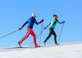 Zwei Langläufer genießen während ihrem privaten Langlaufkurs für alle Levels mit der Skischule Grindelwald  die frische Luft.