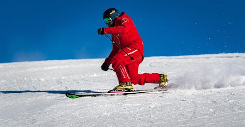 private-telemark-skiing-lessons-for-all-levels-ski-school-grindelwald-cover A ski instructor from the Grindelwald Ski School shows the correct technique during a private telemark skiing lesson for all levels.