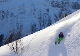 Ein Skifahrer fährt während seinem Freeride Kurs mit der Skischule Grindelwald die Piste hinunter.