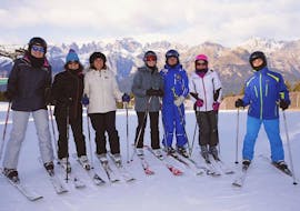Deelnemers maken een groepsfoto in Andalo tijdens een van de Skilessen voor Volwassenen voor Gevorderde Skiërs.