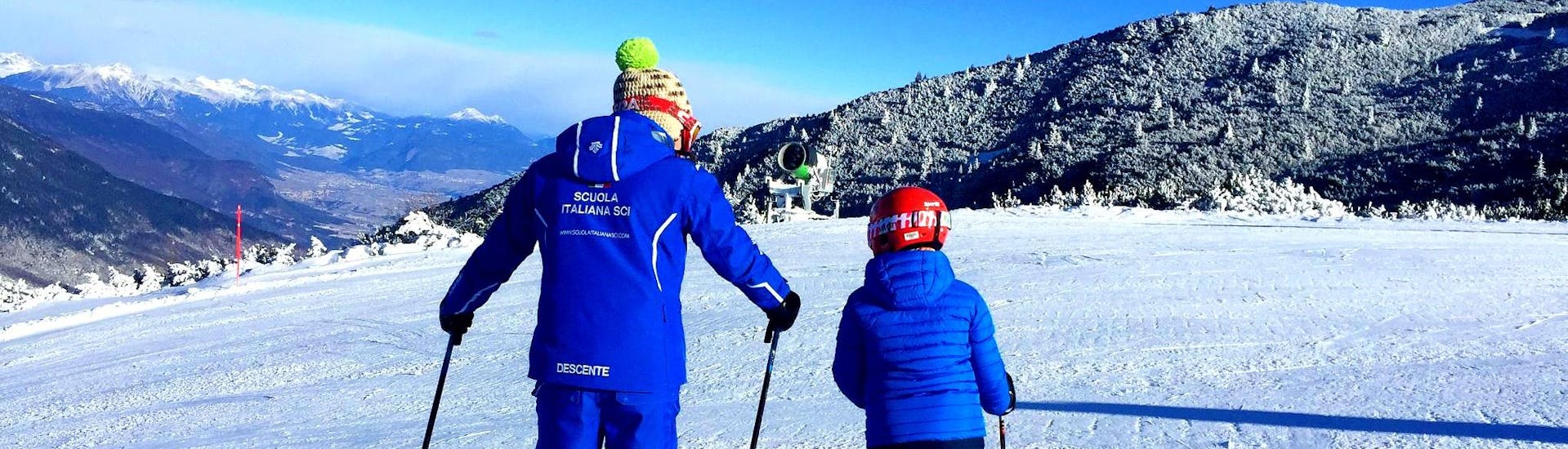 Skileraar legt de techniek uit aan een kind in Andalo tijdens een van de privé skilessen voor kinderen van alle niveaus.