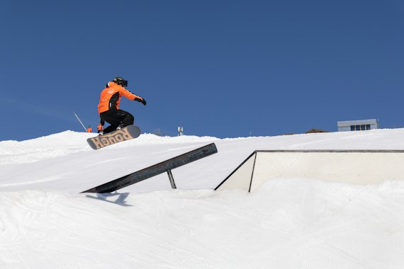 Off-Piste Snowboarding Lessons for Kids - FWT Club - Montana