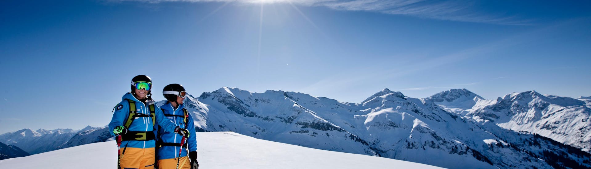 Twee skiërs tijdens hun volle dag gids in Warth en Lech voor alle niveaus met skischool Warth.