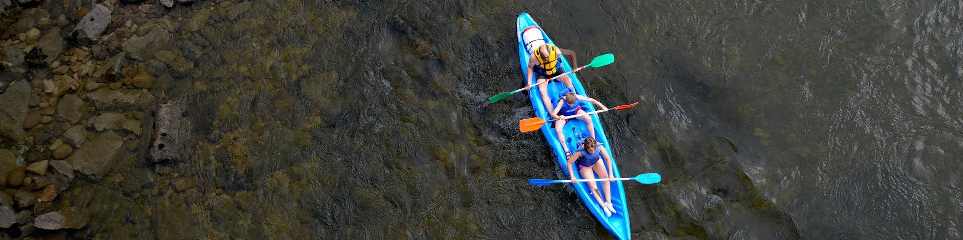 Participantes bajando en canoa el Descenso del Sella en una actividad ofrecida por Rana Sella Arriondas.