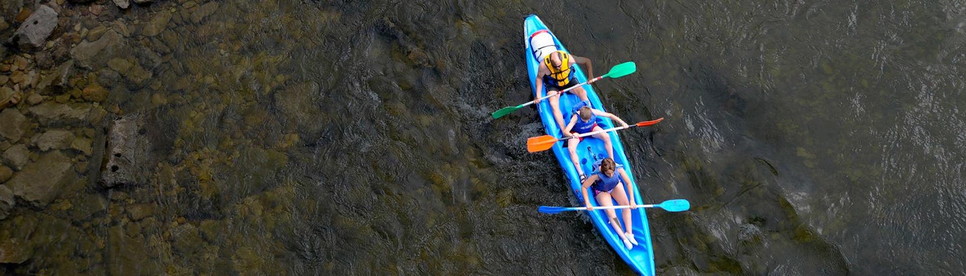 Participantes bajando en canoa el Descenso del Sella en una actividad ofrecida por Rana Sella Arriondas.