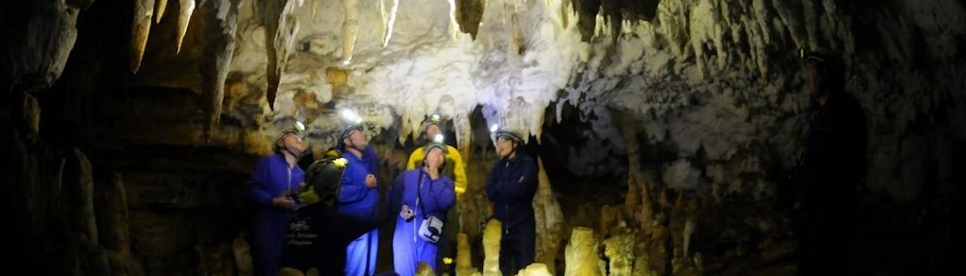 Participantes en una actividad de espeleología en la Cueva de Pando impartida por Rana Sella Arriondas.