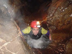Un participante en una actividad de espeleología en la Cueva de Pando impartida por Rana Sella Arriondas.