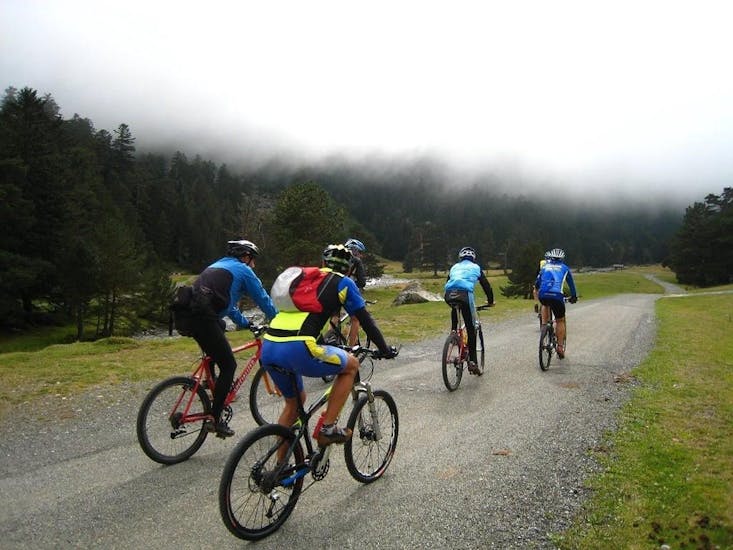 Participants mountain biking in Asturias in an activity provided by Rana Sella Arriondas.