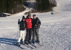 A ski instructor and two skiers during their Private Ski Lessons for Adults for Advanced Skiers from Ski School Ski Total Kirchdorf.