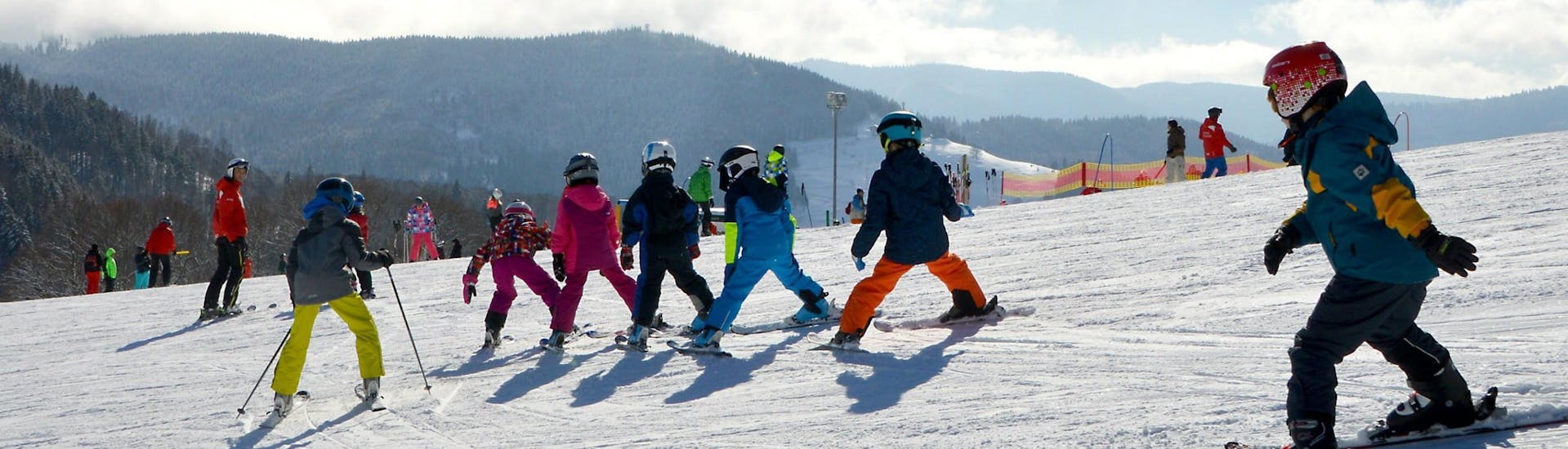 Skilessen voor kinderen (6-12 jaar) voor alle niveaus met Eco Ski School Andermatt.
