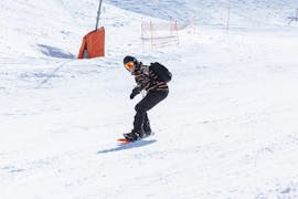 Lezioni private di snowboard per tutte le età e livelli con Eco Ski School Andermatt.