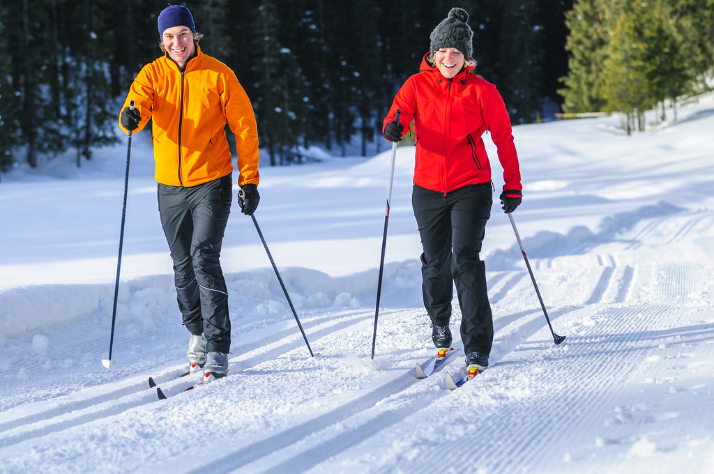 Picture of two people during the private cross country skiing lessons for all Levels with Eco Ski School Andermatt.