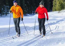 Picture of two people during the private cross country skiing lessons for all Levels with Eco Ski School Andermatt.
