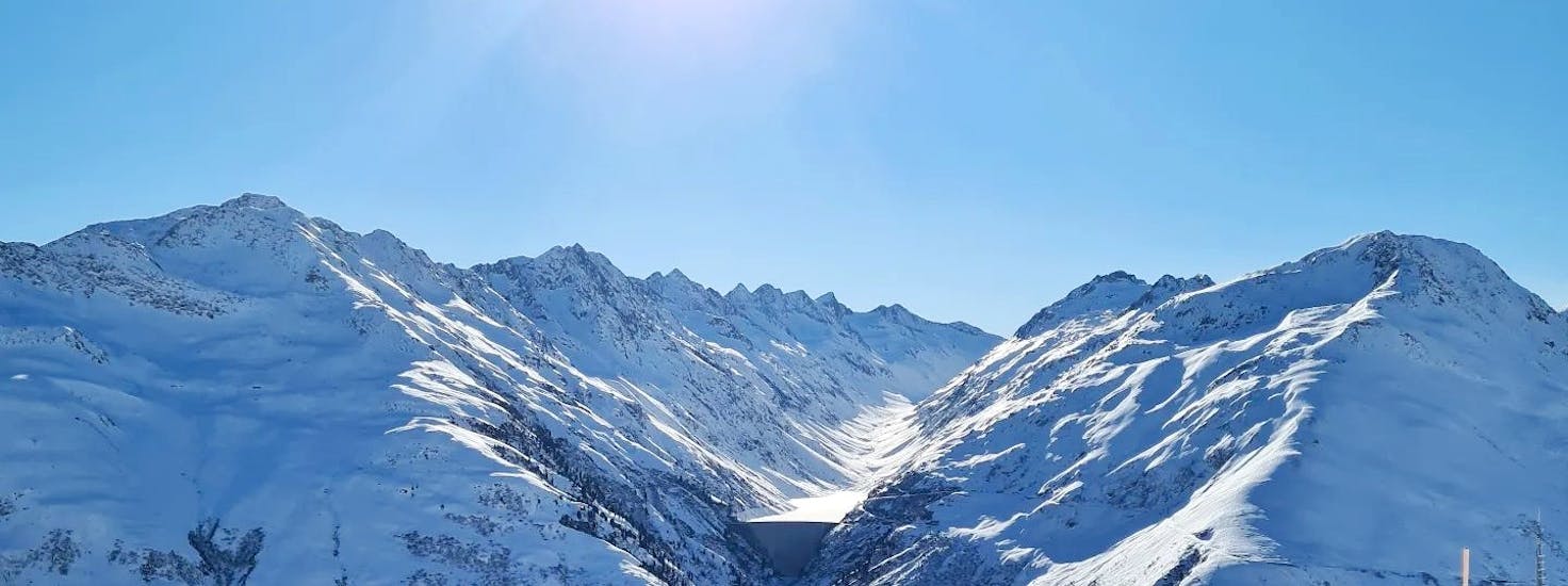 Foto van het uitzicht tijdens de privé langlauflessen voor alle niveaus met Eco Ski School Andermatt.