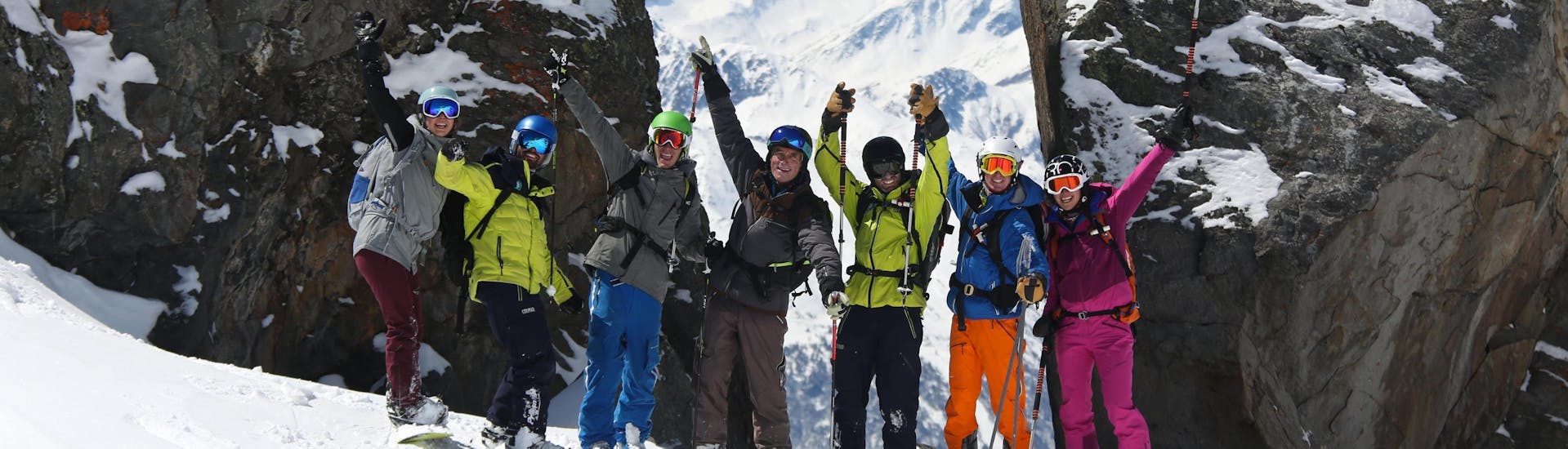 A group of friends are taking a few pictures during their Adult Ski Lessons + Ski Pass for Beginners organised by the ski school Prosneige Val d'Isère.