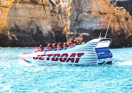 Avventura in jet boat da Lagos con Discover Tours Lagos Persone che si divertono durante un'avventura in Jet Boat da Lagos con Discover Tours Lagos.