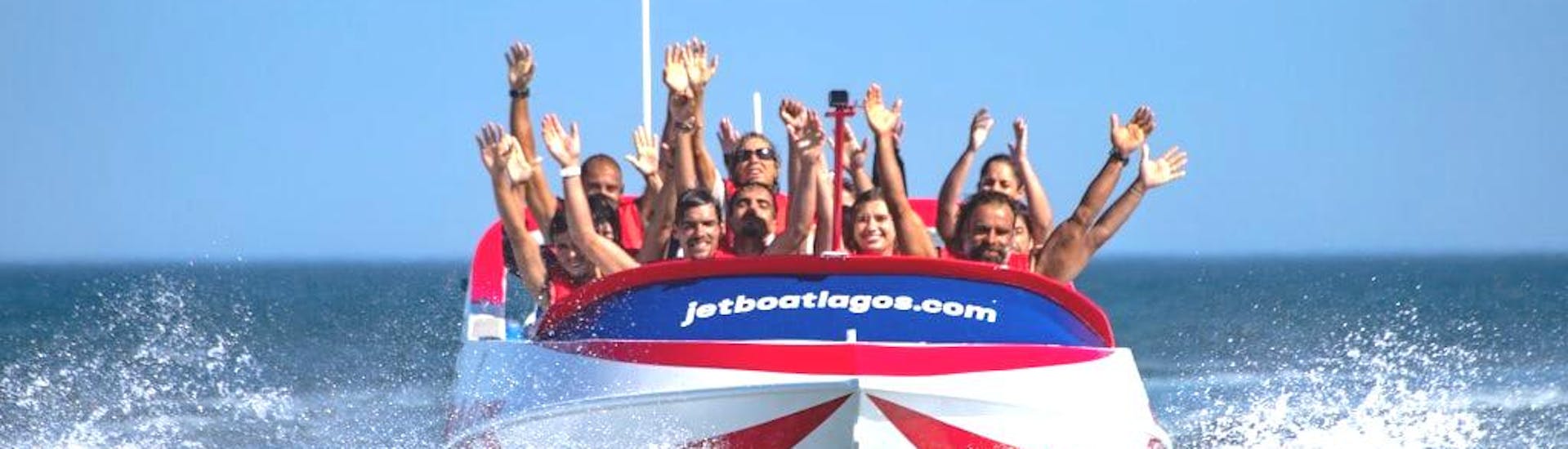 Mensen genieten tijdens een Adventure Jet Boat Ride vanuit Lagos met Discover Tours Lagos.