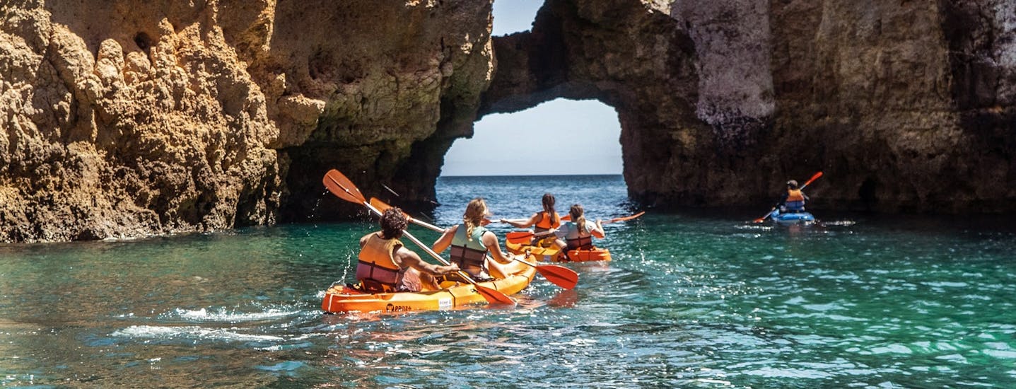 Un gruppo di amici pagaia durante un tour in kayak di mare alle grotte di Ponta da Piedade con Discover Tours Lagos.