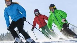 Im Skikurs für Erwachsene für Einsteiger - Halbtags erkundet eine Gruppe von Teilnehmern gemeinsam mit ihrem Skilehrer der Schneesportschule Black Forest Magic Feldberg die Pisten.