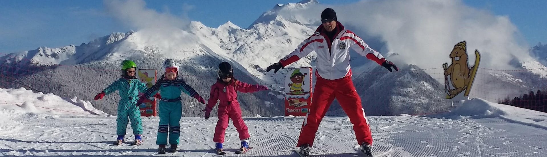 A ski instructor with kids at Speikboden Campo Tures - Sand in Taufers during a Kids Ski Lessons Miniclub 2-6. y. 