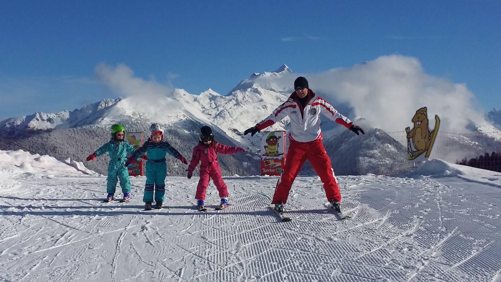 Bambini e maestro di sci a Speikboden - Campo Tures (Sand in Taufers) durante una delle Lezioni private di sci per bambini per tutti i livelli.