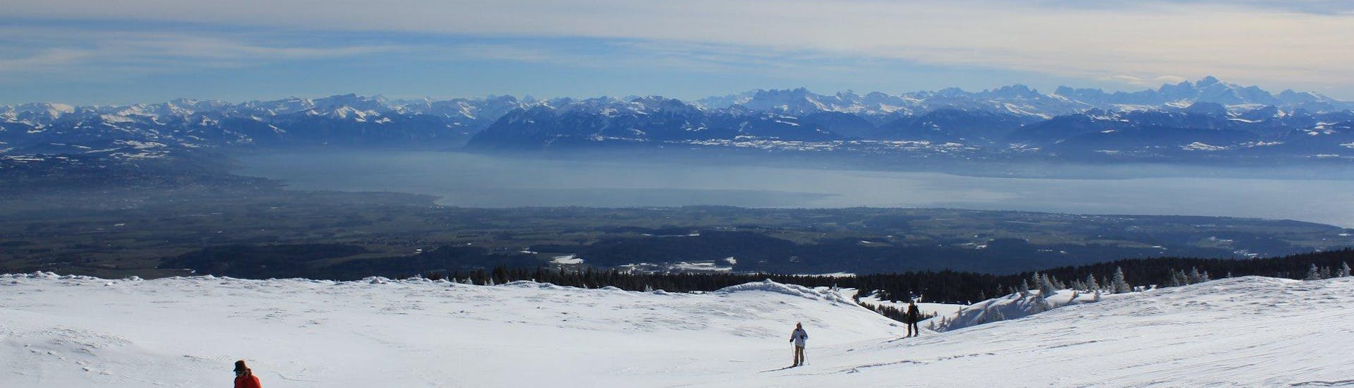 Des skieurs font du ski de fond au milieu d'un paysage enneigé pendant leur Cours de ski de fond pour Enfants - Tous niveaux avec l'école de ski ESI La Boîte à montagne.