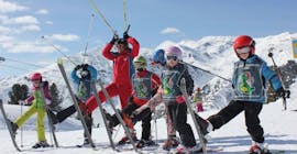 Kids are having fun during kids ski lessons for advanced skiers with skischool SMT Mayrhofen in the Zillertal region.