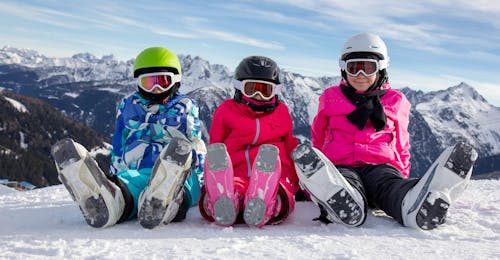 skikurs-fur-kinder-alle-altersgruppen---anfanger-1-1-skischool-smt-mayrhofen 3 kinderen genieten van hun pauze tijdens enkele kinderskilessen voor beginners bij skischool SMT Mayrhofen in Tirol.
