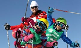 Des enfants s'amusent pendant leur Cours de ski pour Enfants (6-12 ans) - Débutant avec l'école de ski ESF Alpe d'Huez.