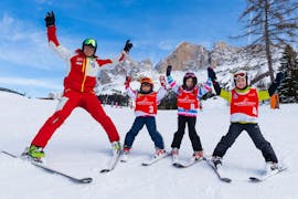 Kinder und ihr Skilehrer der Carezza Skischool sind auf der Piste im Kinder Skikurs (ab 4 Jahre) - Anfänger.