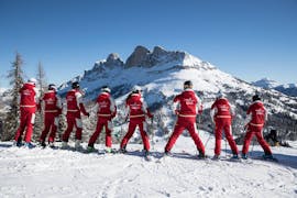 Un gruppo di adulti osserva le Dolomiti durante le Lezioni di sci per adulti - Principianti della Carezza Skischool.
