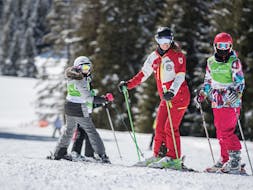 Fratelli migliorano la loro tecnica sciistica durante le Lezioni private di sci per bambini - Tutti i livelli della Carezza Skischool.