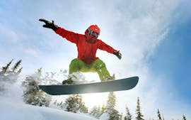 Uno snowboarder migliora le sue capacità sulla tavola durante le Lezioni private di snowboard - Tutte le età e livelli della Carezza Skischool.