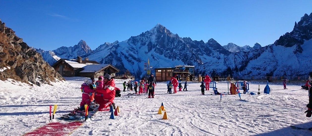 Een zicht op de Club Piou-Piou waar jonge kinderen hun Kinderskilessen "Club Piou-Piou" (3-4 jaar) nemen met de skischool ESF Chamonix.