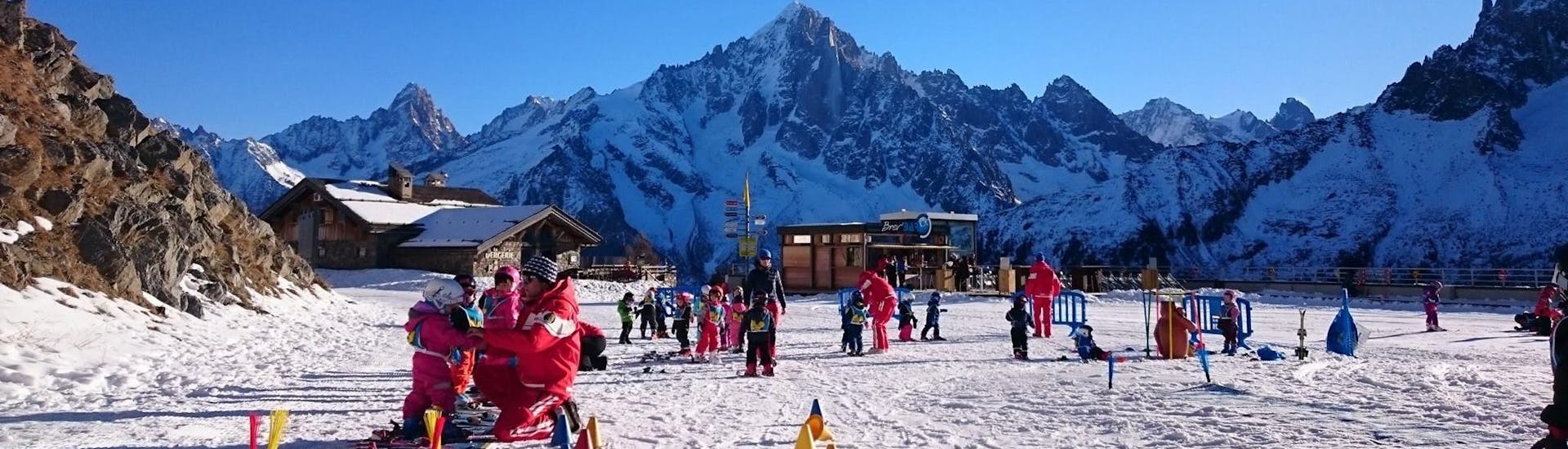 Vue du Club Piou-Piou où les jeunes enfants prennent leurs Cours de ski pour Enfants "Club Piou-Piou" (3-4 ans) avec l'école de ski ESF Chamonix.