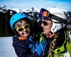Ein Junge genießt den Kinder-Skikurs (ab 3 Jahren) "Schnupperkurs" für Anfänger bei der Skischule Club Alpin in Grän.