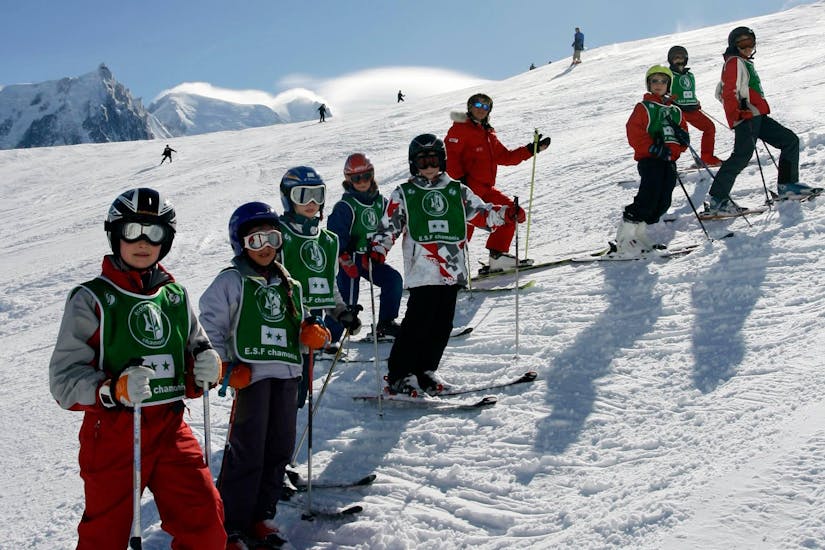 Skiërs staan in het midden van de piste met hun instructeur van de skischool ESF Chamonix tijdens hun Kinderskilessen (8-12 j.) - Vakantie - Gevorderd