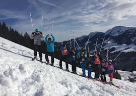 The participants of the Kids Ski Lessons (4-15 years) - Morning - Advanced with Skischule Steibis are posing for a group photo on the slope.