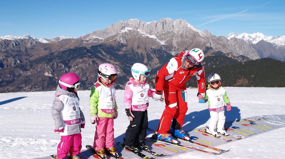 Kids are ready to start another day on the skis in Monte Pora for one of the kids ski lessons for all levels.