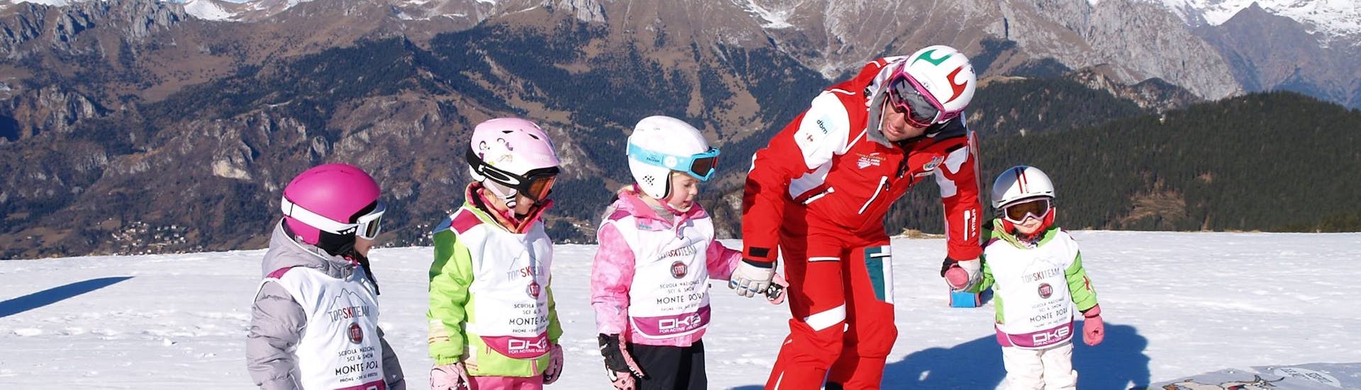 I bambini sono pronti per iniziare un'altra giornata sugli sci a Monte Pora per una delle lezioni di sci per bambini per tutti i livelli.