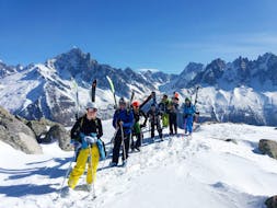 A group of skiers is standing at the top of a mountain ready for their Off-Piste Skiing Tour "Mont Blanc Ski Discovery" with the ski school ESF Chamonix.
