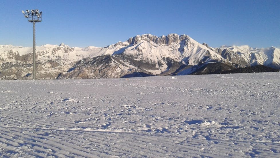 Montagne coperte di neve nel Monte Pora. Ottimo posto per una delle lezioni di snowboard per bambini e adulti di tutti i livelli.